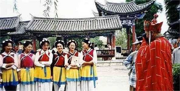 Trong phim, sư phụ rất e dè trước giới nữ, nhưng Đường Tam Tạng trên trường quay thì rất thích thú chụp ảnh mỹ nhân. 