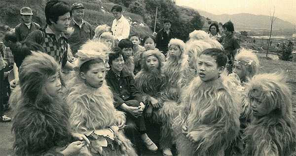 Bầy khỉ nhí trong giờ nghỉ giải lao. 