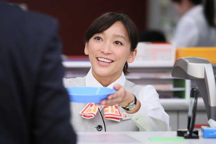 Hanasak Mai - một giao dịch viên trẻ trung, năng động, tài giỏi và rất yêu công việc.