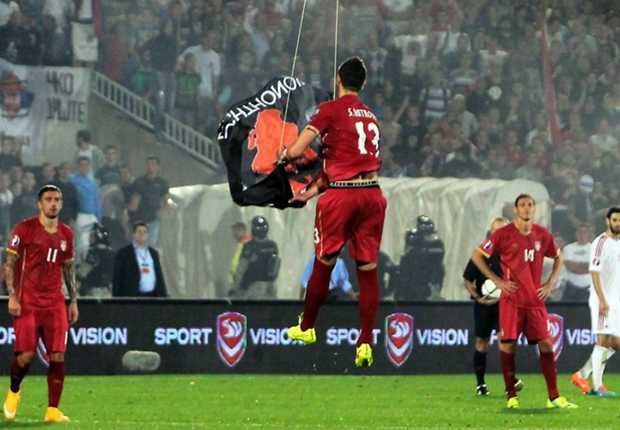 Stefan Mitrovic dập tan sự khiêu khích từ các CĐV Albania