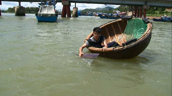 Phùng Ngọc Huy trổ tài chèo thuyền thúng trên hành trình.
