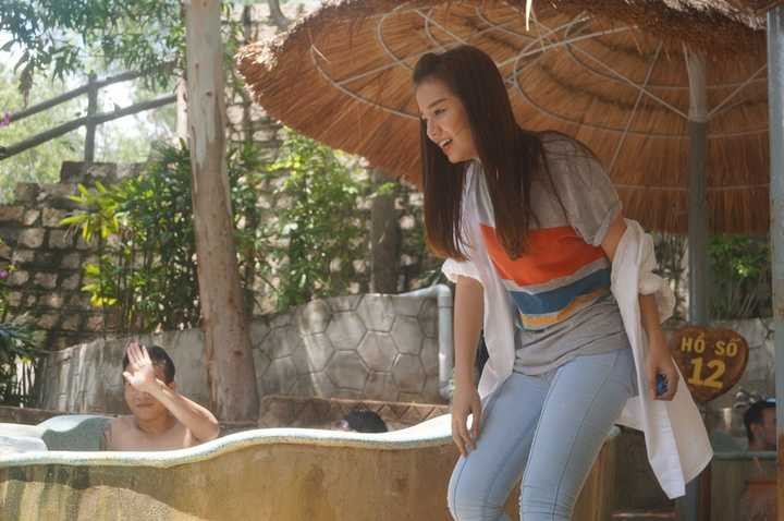 Hạ Anh tất bật thực hiện thử thách tại khu du lịch tắm bùn.