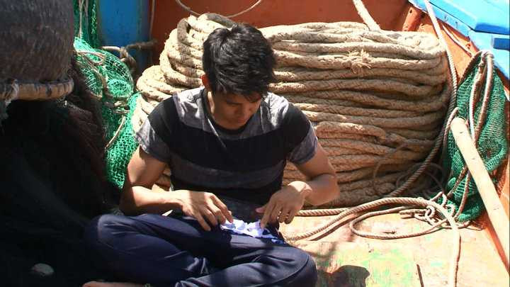 Phùng Ngọc Huy “đau đầu” bên các mảnh vụn nhàu nát của bức mật thư.