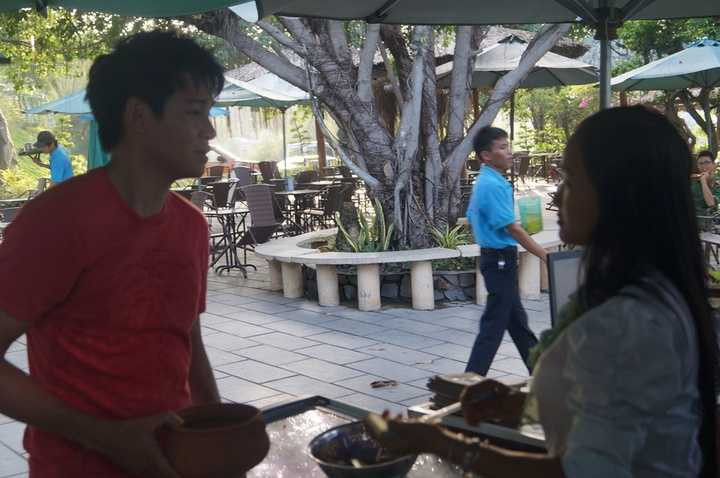 Phùng Ngọc Huy ôm nồi cơm chạy vào trong nhà dân mượn bếp gas.