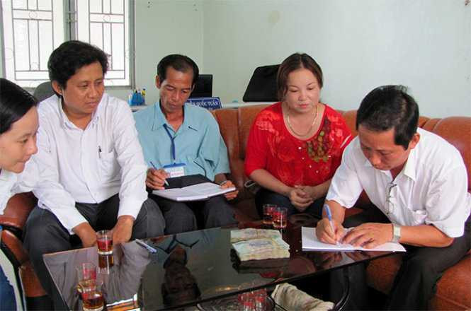 Trưởng ban tuyên giáo huyện góp tiền giúp giáo viên bị trễ lương