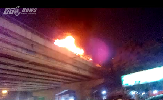 Xe khách bốc cháy dữ dội ở đường cao tốc trên cao
