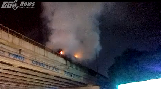 Xe khách bốc cháy dữ dội ở đường cao tốc trên cao