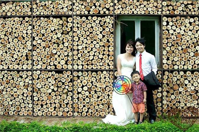 Các cặp đôi đã được Ban tổ chức hỗ trợ toàn bộ chi phí tham gia sự kiện trong đó bao gồm chụp ảnh cưới, trang phục, thiếp mời, tiệc nhẹ…