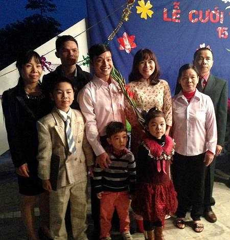 Cô dâu và chú rể chụp ảnh cùng gia đình trong không gian xưa