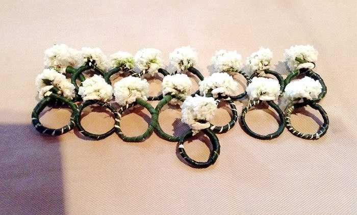 Những chiếc nhẫn cỏ được chú rể trao cho cô dâu trong lễ cưới