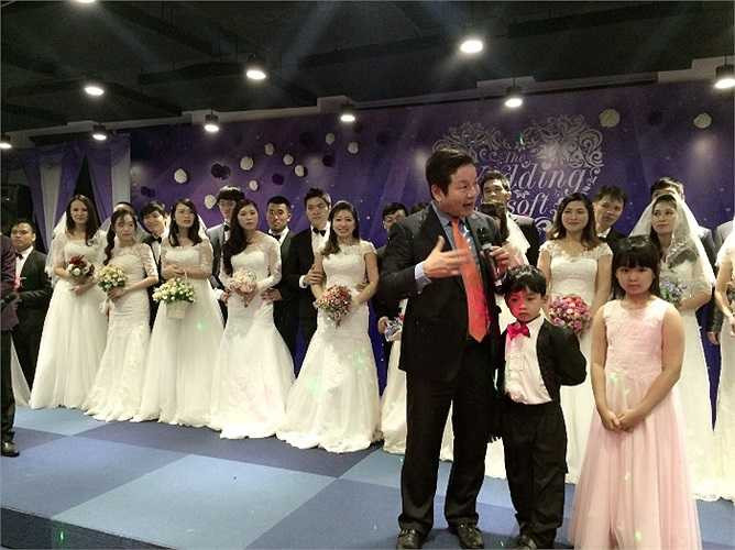 Chủ tịch FPT Trương Gia Bình chúc mừng các cô dâu, chú rể 