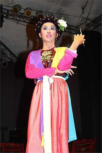 Không ai có thể đếm hết Hoài Linh đã giả gái bao nhiêu lần trong sự nghiệp.