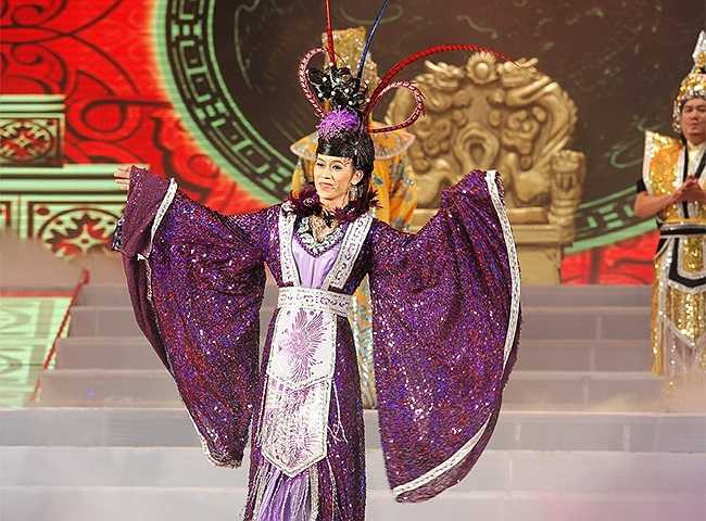 Hoài Linh nữ tính trên sân khấu.