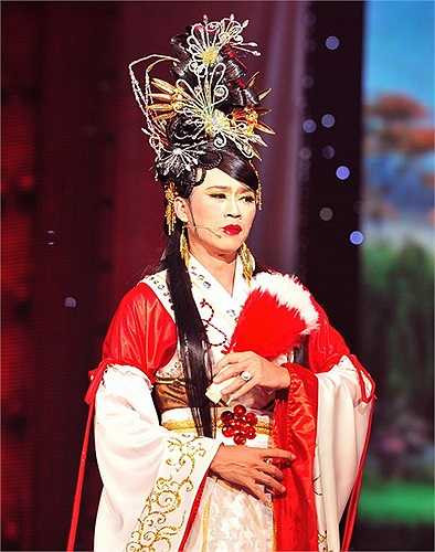 Có thể nói ngoài việc được hóa trang kỹ, khả năng giả gái của anh quá hoàn hảo vì sự mềm mại, dịu dàng.