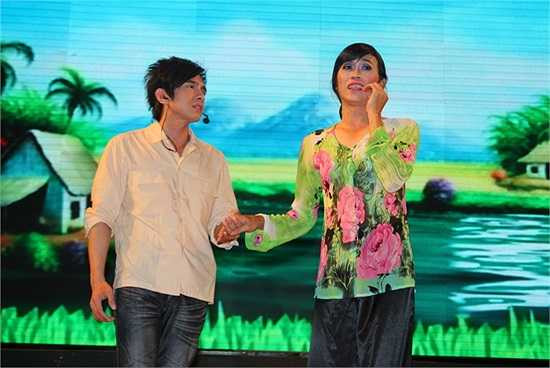 Hoài Linh giả gái bên cạnh Đan Trường.