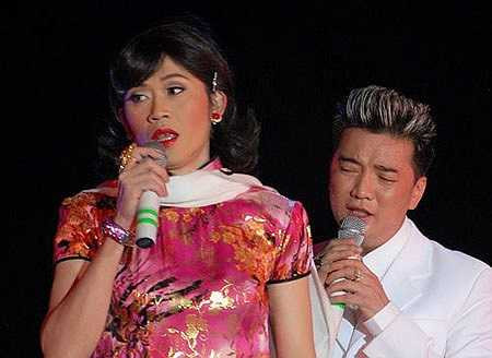 Đàn ông đóng vai phụ nữ hoặc giả gái rất dễ gây phản cảm nhưng nhờ vóc dáng nhỏ nhắn nên khi mặc trang phục phụ nữ, thêm hóa trang, thêm tóc tai, tức khắc anh trở thành phụ nữ xinh đẹp