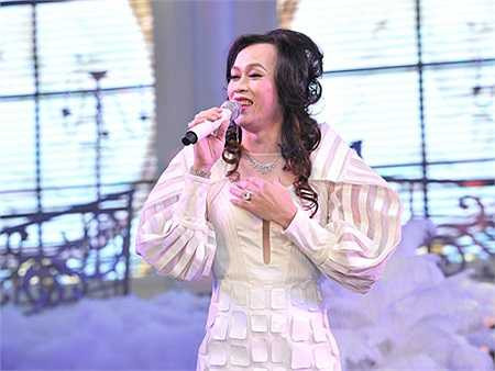 Chính giả gái đã làm nên tên tuổi Hoài Linh. Gần nửa trong số các show hài trong sự nghiệp, Hoài Linh đều giả gái. 