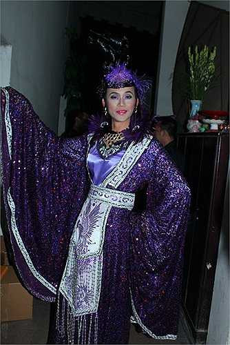 Hoài Linh mặc cổ trang