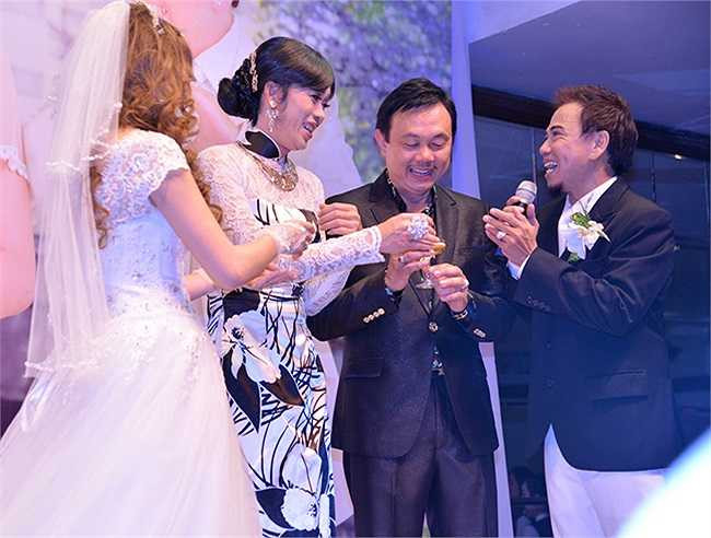 Hoài Linh giả gái trong 1 tiểu phẩm đóng cùng Chí Tài.