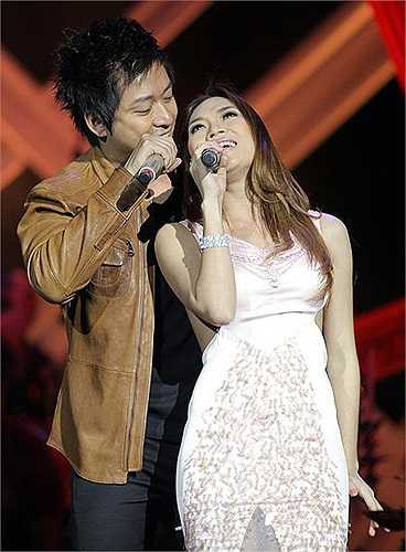 Về phía Mỹ Tâm, cô nhẹ nhàng nhưng thẳng thắn 'đóng mác' mối quan hệ bạn bè thân thiết với Tuấn Hưng. Hiện nam ca sỹ đang yên bề gia thất còn Mỹ Tâm vẫn đi về lẻ bóng.