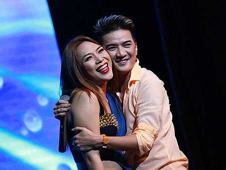 Mỗi dịp diễn chung, dù Mr. Đàm cố gắng thân tình với cô em Mỹ Tâm còn cô thì thái độ vừa phải, có lúc né tránh rõ rệt. Nhiều shot hình chụp lại đã thấy rõ sự ngượng ngập, né tránh của Mỹ Tâm.