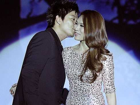 Mỹ Tâm cũng từng được nam ca sỹ Tuấn Hưng tỏ tình công khai khi dịp tái hợp trên sân khấu trong một đêm nhạc.