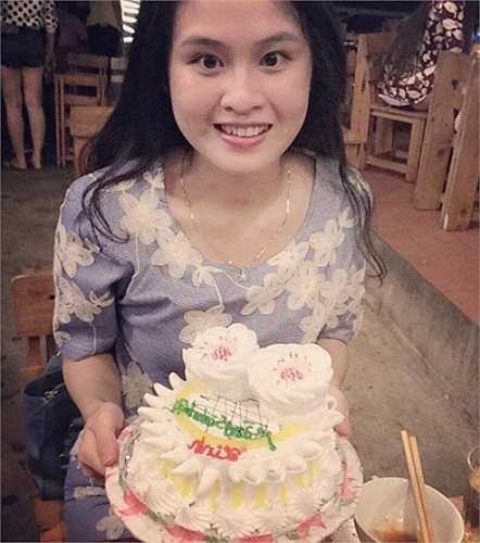 Cô nàng xinh xắn sở hữu đôi mắt to tròn, gương mặt nhỏ nhắn kiểu hot girl.