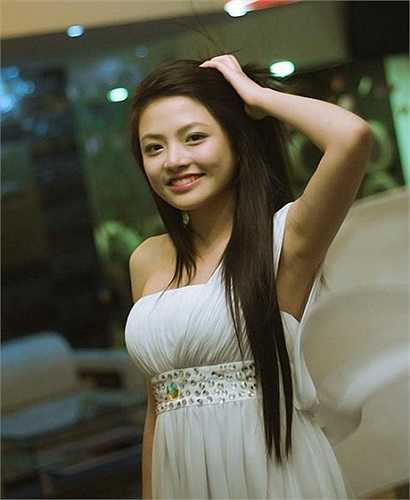 Cô gái xinh xắn này là Mỹ Hạnh, sở hữu khuôn mặt xinh xắn, nụ cười rạng rỡ khoe má lúm đồng tiền, cô bạn 19 tuổi Mỹ Hạnh thu hút ánh nhìn. 