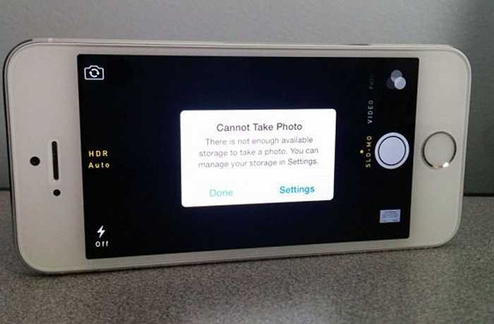 Không thể tùy biến Nếu như điện thoại Android có các bản ROM, Launcher để người dùng tùy biến giao diện thì với iOS, cách duy nhất bạn có thể làm là chờ đợi bản jailbreak. Tuy nhiên, điều này có thể khiến bạn phải rời xa những bản cập nhật iOS mới nhất. 