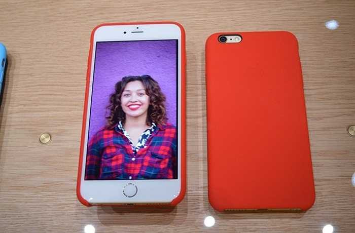 Dùng vỏ bảo vệ Từ iPhone 4, 4S với vỏ kính, hay 5, 5S cho đến 6 và 6 Plus, iPhone luôn được coi là chiếc điện thoại mong manh bậc nhất trên thị trường. Có đến 70% người dùng iPhone trên toàn thế giới đều sử dụng ít nhất một loại vỏ case bảo vệ cho iPhone. Đó cũng là lý do vì sao, ngành công nghiệp phụ kiện iPhone được định giá hàng tỷ USD. 