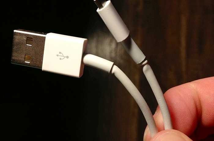 Cáp Lightning bị hỏng Cáp Lightning bị hỏng sau vài tháng sử dụng là chuyện khá phổ biến. Đáng buồn là mức giá thay thế cho những sợi cáp này (hàng chính hãng) không hề rẻ. 