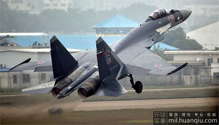 Tại triển lãm hàng không ở thành phố Chu Hải, Trung Quốc từ ngày 11-16/11, máy bay Su-35 của Nga biểu diễn nhào lộn