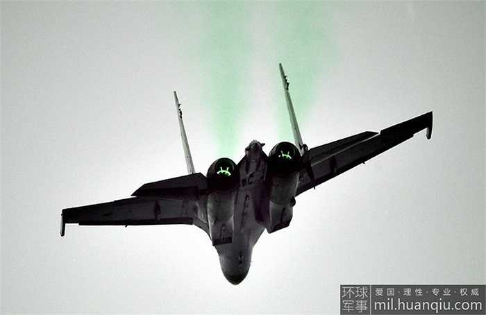 Cận cảnh Su-35 của Nga nhào lộn trên bầu trời Trung Quốc