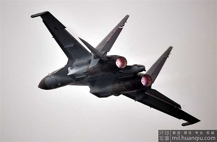 Cơ động hơn tất cả các phiên bản Sukhoi cũ, Su-35 được mệnh danh là 'đĩa bay' với các tính năng nổi bật của mình