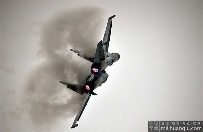 Su-35 có thể thực hiện được toàn bộ các tuyệt kỹ nhào lộn vô cùng quan trọng trong những trận không chiến cự ly gần 