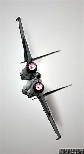 Thậm chí Su-35 còn thực hiện được chiêu Pancake, kỹ năng cua 360 độ trên không mà không mất tốc độ, hiện chưa máy bay nào làm được