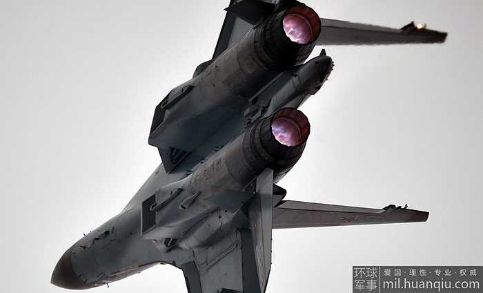 Cận cảnh Su-35 nhào lộn tại triển lãm hàng không Trung Quốc