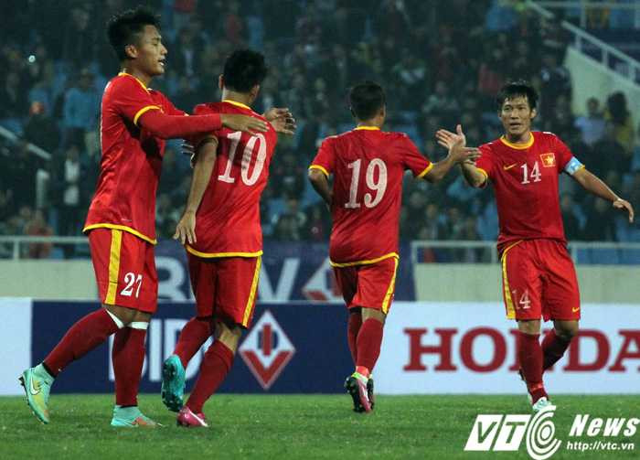 Tuyển Việt Nam ăn mừng bàn thứ 2