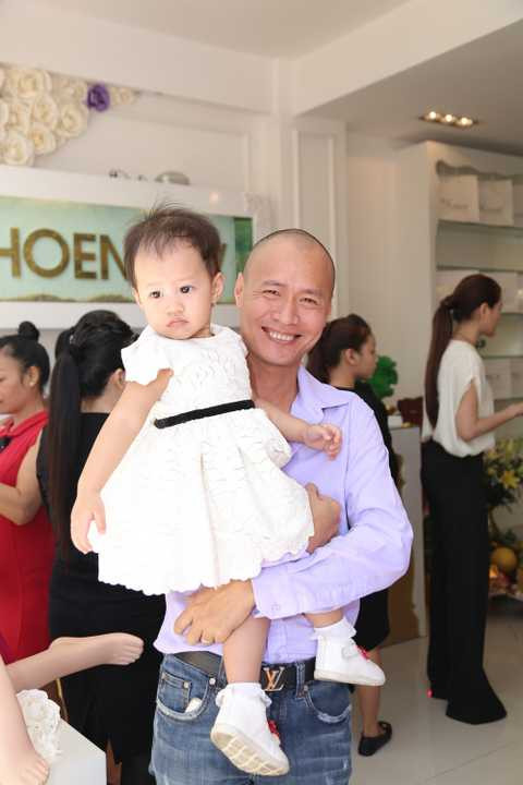 Hiện tại, cựu siêu mẫu đang điều hành kinh doanh ở các lĩnh vực xây dựng, ẩm thực và thời trang. 