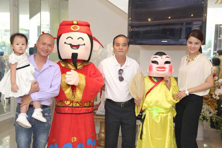 Đặc biệt, vì xuất thân là một người mẫu nên Vũ Thu Phương có phần ưu ái và đam mê hơn với lĩnh vực thời trang. 