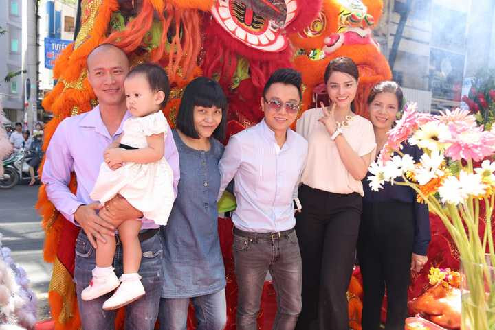 Góp mặt tại buổi khai trương trưa nay ngoài gia đình và ông xã còn có sự hiện diện của NTK Công Trí, đây là một người anh, người bạn khá thân thiết của Vũ Thu Phương và cũng là người mà Vũ Thu Phương dành nhiều tình cảm, sự tôn trọng cho anh trong nghề. Xuất hiện tại showroom, NTK hàng đầu Việt Nam diện quần jeans, áo sơ-mi trẻ trung, thanh lịch. Anh dành nhiều lời chúc mừng cũng như những góp ý chân thành cho Vũ Thu Phương trong hoạt động kinh doanh này.