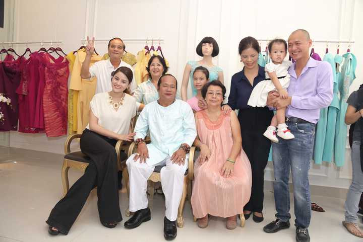 Có mặt từ sớm, Vũ Thu Phương diện bộ trang phục giản dị, chiếc quần Âu và áo kiểu đơn giản làm tôn lên vẻ lịch thiệp, tinh tế của cô.