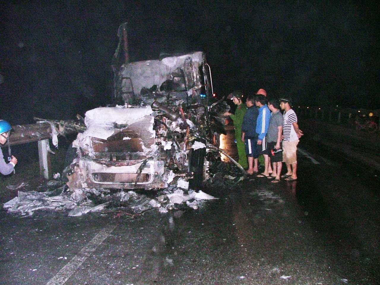 Xe container bốc cháy dữ dội trên đường tránh