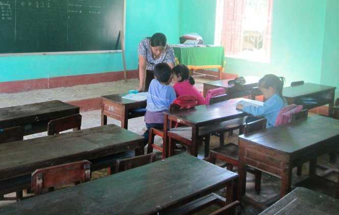 Vì phản đối sáp nhập trường người dân Hương Bình không cho con đến trường học khiến cho những lớp học ở Trường tiểu học Hương Bình thưa vắng