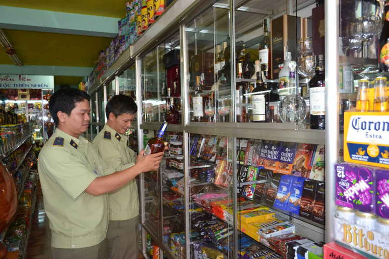 Lực lượng quản lý thị trường đang kiểm tra mặt hàng rượu ngoại. Ảnh: Lê Lan