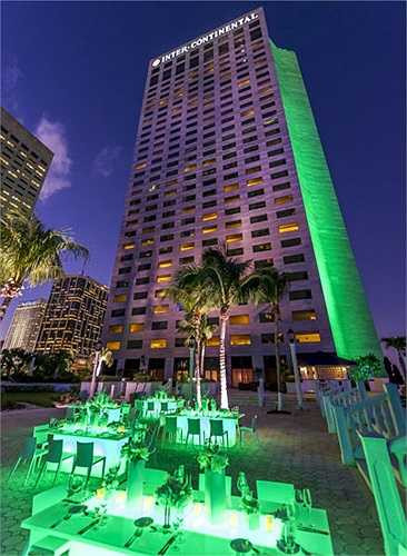 Tổ hợp khách sạn hạng sang Interncontinental với hơn 178 khách sạn đạt tiêu chuẩn 5 sao với tổng số phòng lên tới 60.560 phòng. Theo bình chọn của những người du lịch năm 2011 đây là một trong top 25 khách sạn hàng đầu trên thế giới. Đặc biệt khách sạn Intercontinental ở Hồng Kông nổi tiếng với mức giá đắt nhất thế giới lên tới 13.000$ mỗi đêm.