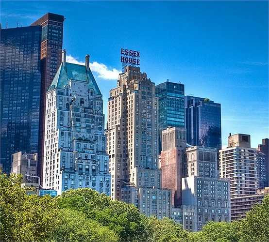 John Willard Marriott là người sáng lập chuỗi khách sạn cao cấp J.W. Marriott với các khu spa riêng, huấn luấn viên riêng, bể bơi và các khu nghỉ dưỡng được thiết kế sang trọng và đẳng cấp. Hiện J.W.Marriott có hơn 75 khách sạn tại các thành phố lớn: New, Los Angeles, Hồng Kông, Mexico, The Hàn Quốc, Malaysia và Bangladesh.