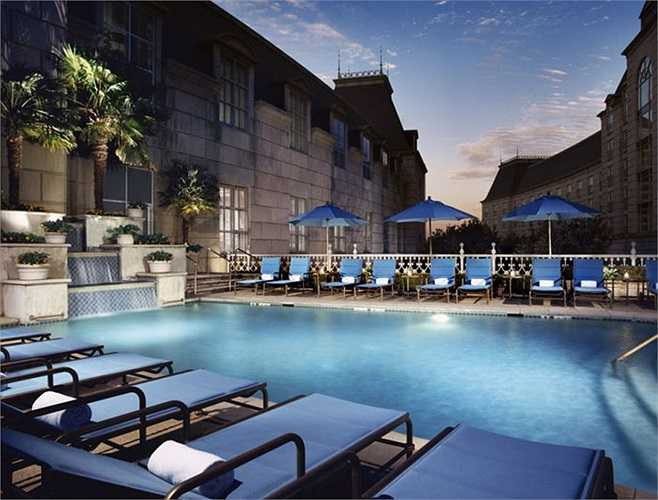Rosewood Hotel là một tổ hợp gồm 11 khách sạn ở 9 quốc gia và 7 khu nghỉ dưỡng 5 sao độc quyền đặt tại các bãi biển, thậm chí là sa mạc với các dịch vụ thư giãn, thể thao, ẩm thực và nơi tổ chức các cuộc gặp riêng tư lý tưởng. Trong đó, Carlyle Hotel ở New York and Crillon Hotel ở Paris được xếp hạng là khách sạn đẳng cấp nhất thế giới. 