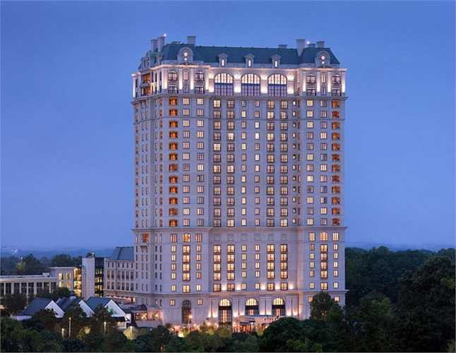 St Reis được xây dựng năm 1904 bởi thương gia giàu nhất nước Mỹ John Jacob Astor IV, sau đó nó được bán lại cho Starwood và phát triển thành chuỗi hệ thống khách sạn hạng sang trên khắp nước Mỹ, Trung Quốc, Indonesia, Ý , Mexico… Bạn có thể tượng tưởng, giá mỗi phòng ở đây không rẻ hơn 1.045$ một đêm.