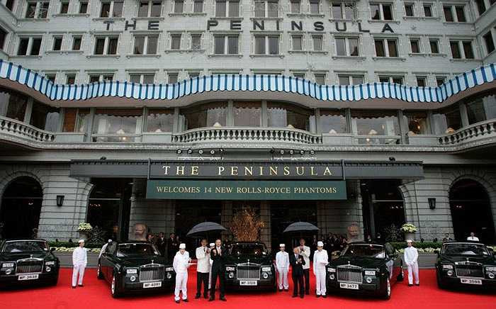 Peninsula Hotels chỉ gồm 9 khách sạn nhưng được biết đến bởi sự thuận tiện nhất về giao thông. Nếu bạn yêu cầu, khách sạn sẽ đón bạn bằng cả đường không, đường biển và đường bộ với các chuyên cơ, du thuyền và một dàn xe Rools Royce.